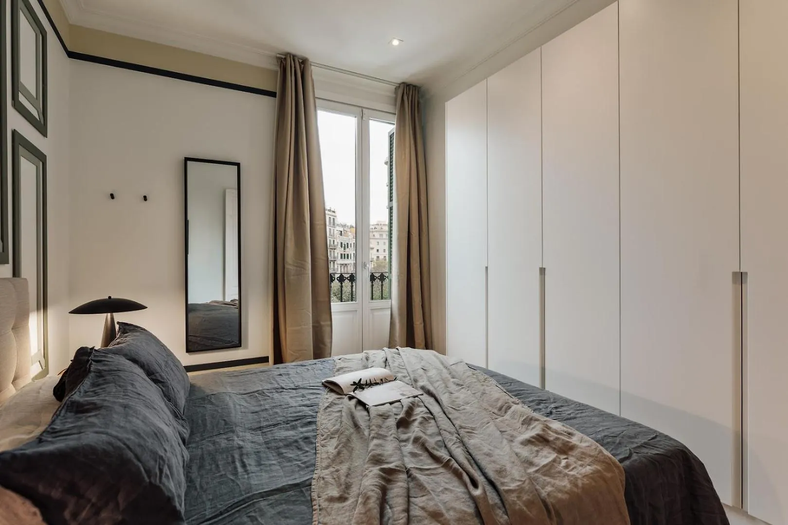 Mavi - 2 Bedrooms And Balcony In Eixample Dreta Barselona 0*,  İspanya